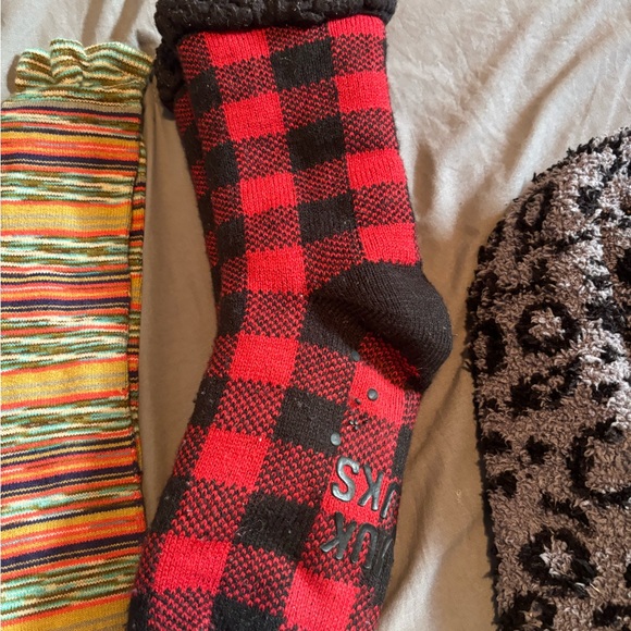 Assorted Women’s Fuzzy Socks Collection - Picture 5 of 6